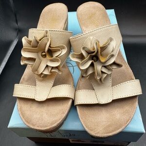 Life Stride Soft System “Notice” Beige Natural Women’s Size 7.5 Summer 2” Wedge